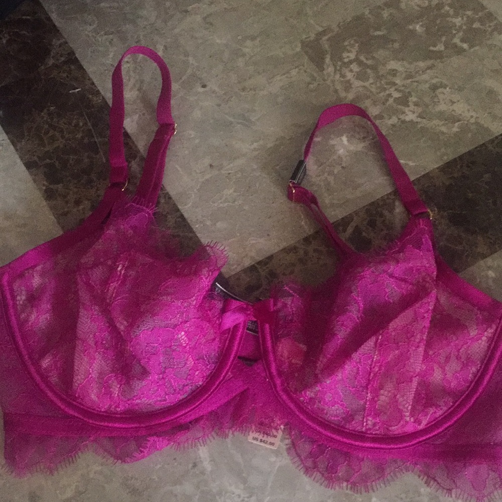 NWT Victoria secret lace 34DD bra